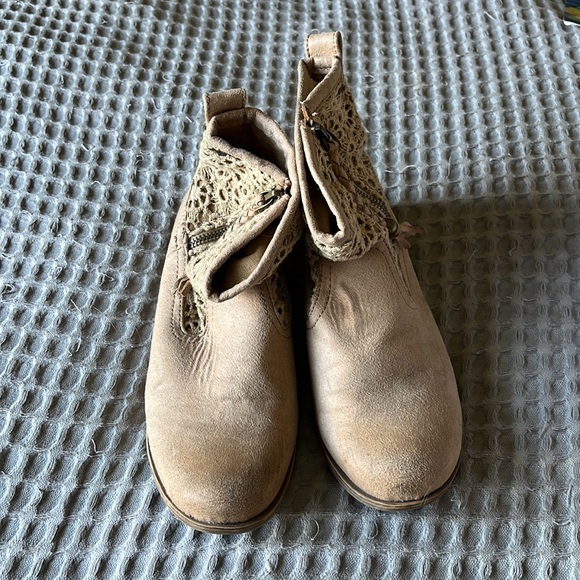 ⭐️HP⭐️ Roxy Tan Booties - Picture 2 of 4